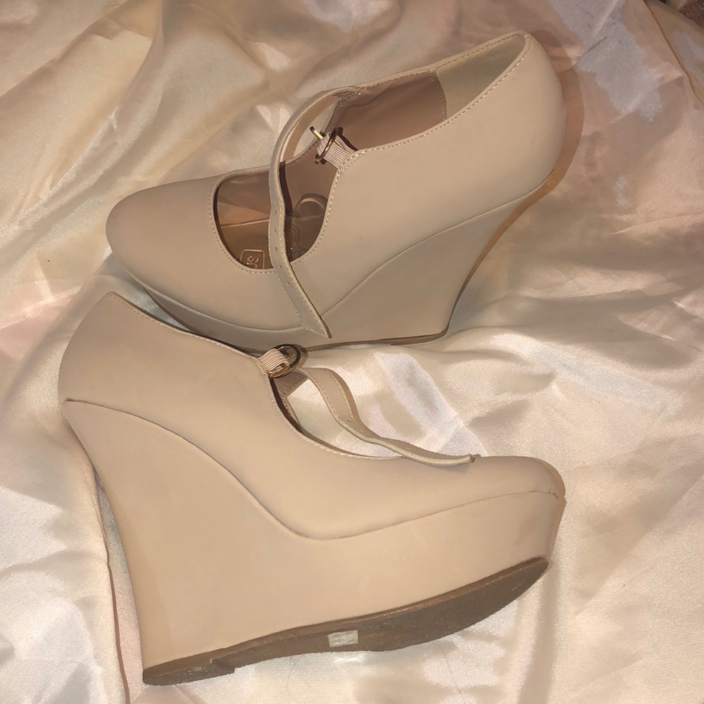 Nude wedges